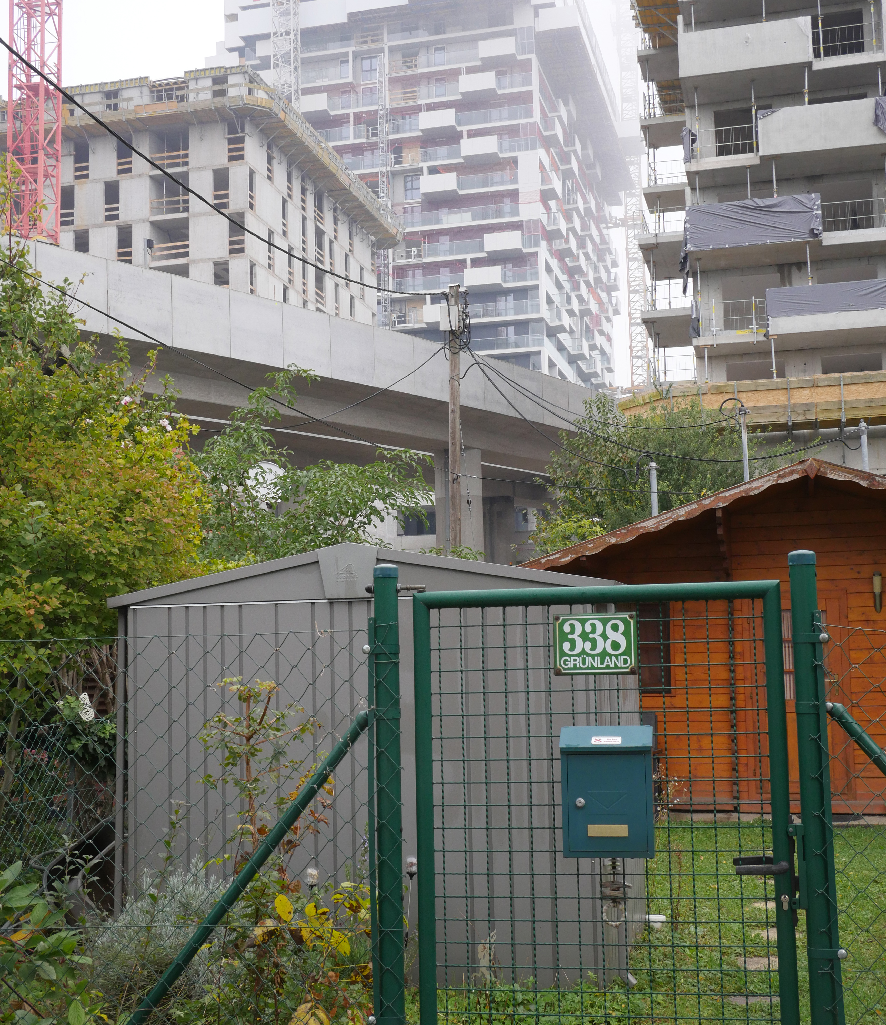 Bild: Das Gartenhaus und die Nachverdichtung entlang der U-Bahn. 
© Karoline Mayer, 2020