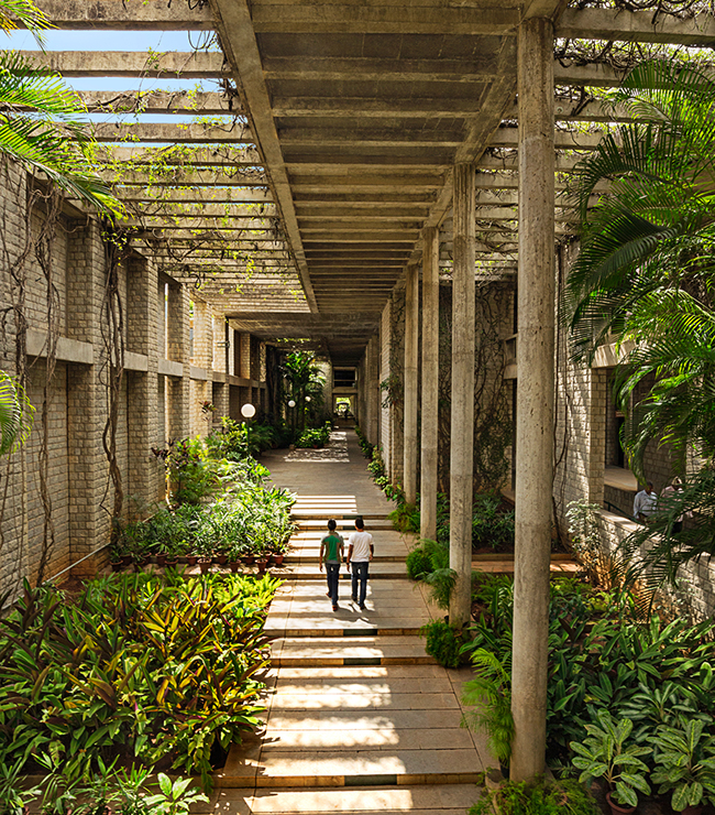 Bild: Die Innenhöfe sind als Gärten angelegt und tragen zur Kühlung bei. Indian Institute of Management, Bangalore © Vinay Panjwani India