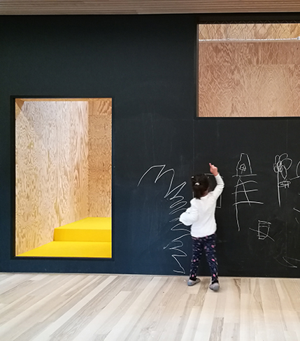 Bild: Matthias Hein, Kinderhaus, Kennelbach, 2017–2019, bemalbare Wände des Hauses im Haus
© Architekturzentrum Wien, Sammlung